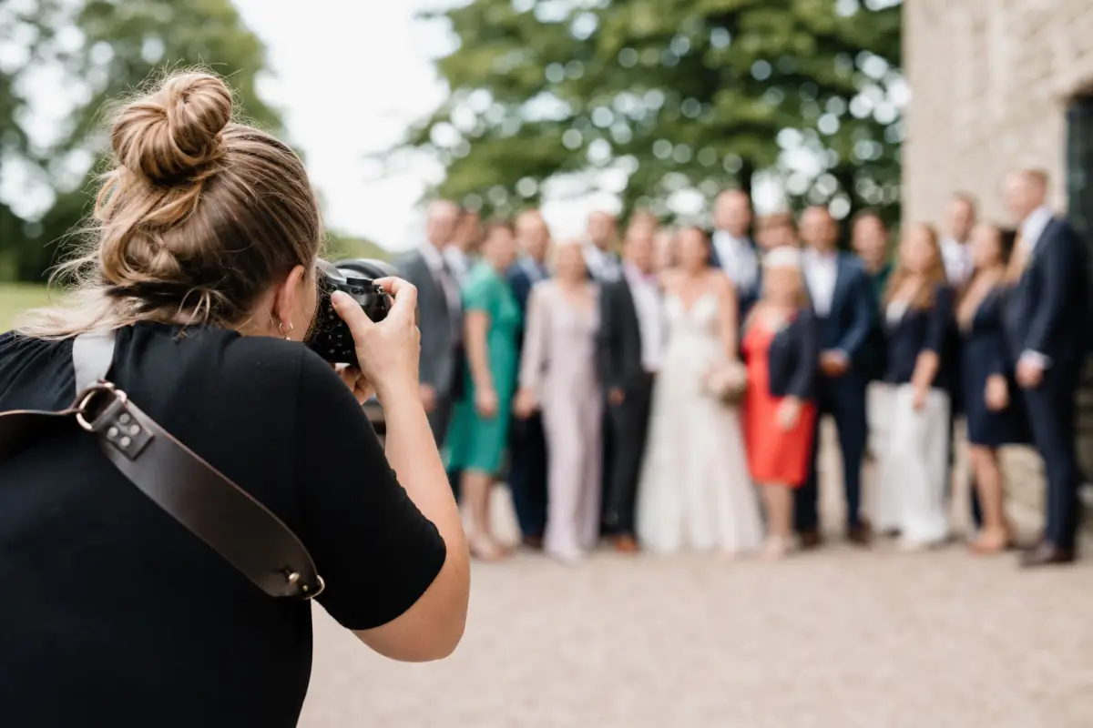 De groepsfoto op de bruiloft regelen